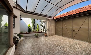 CASA EN VENTA DE UNA PLANTA A 2 CALLES DEL CENTRO DE SANTA MARÍA, ARQUITECTURA COLONIAL MEXICANA