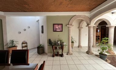 CASA EN VENTA DE UNA PLANTA A 2 CALLES DEL CENTRO DE SANTA MARÍA, ARQUITECTURA COLONIAL MEXICANA