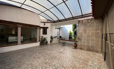 CASA EN VENTA DE UNA PLANTA A 2 CALLES DEL CENTRO DE SANTA MARÍA, ARQUITECTURA COLONIAL MEXICANA