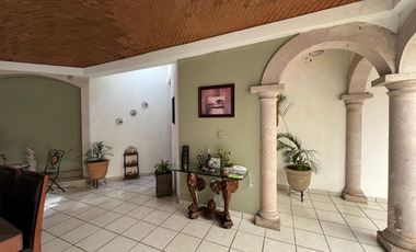 CASA EN VENTA DE UNA PLANTA A 2 CALLES DEL CENTRO DE SANTA MARÍA, ARQUITECTURA COLONIAL MEXICANA