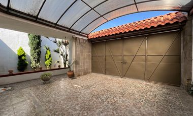 CASA EN VENTA DE UNA PLANTA A 2 CALLES DEL CENTRO DE SANTA MARÍA, ARQUITECTURA COLONIAL MEXICANA