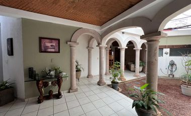 CASA EN VENTA DE UNA PLANTA A 2 CALLES DEL CENTRO DE SANTA MARÍA, ARQUITECTURA COLONIAL MEXICANA