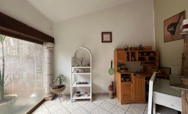 CASA EN VENTA DE UNA PLANTA A 2 CALLES DEL CENTRO DE SANTA MARÍA, ARQUITECTURA COLONIAL MEXICANA