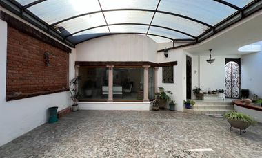 CASA EN VENTA DE UNA PLANTA A 2 CALLES DEL CENTRO DE SANTA MARÍA, ARQUITECTURA COLONIAL MEXICANA