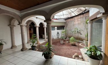 CASA EN VENTA DE UNA PLANTA A 2 CALLES DEL CENTRO DE SANTA MARÍA, ARQUITECTURA COLONIAL MEXICANA