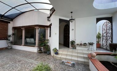 CASA EN VENTA DE UNA PLANTA A 2 CALLES DEL CENTRO DE SANTA MARÍA, ARQUITECTURA COLONIAL MEXICANA