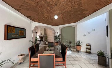 CASA EN VENTA DE UNA PLANTA A 2 CALLES DEL CENTRO DE SANTA MARÍA, ARQUITECTURA COLONIAL MEXICANA