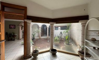 CASA EN VENTA DE UNA PLANTA A 2 CALLES DEL CENTRO DE SANTA MARÍA, ARQUITECTURA COLONIAL MEXICANA