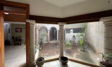 CASA EN VENTA DE UNA PLANTA A 2 CALLES DEL CENTRO DE SANTA MARÍA, ARQUITECTURA COLONIAL MEXICANA