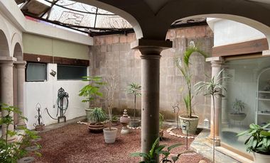 CASA EN VENTA DE UNA PLANTA A 2 CALLES DEL CENTRO DE SANTA MARÍA, ARQUITECTURA COLONIAL MEXICANA