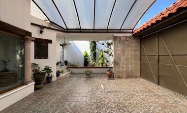CASA EN VENTA DE UNA PLANTA A 2 CALLES DEL CENTRO DE SANTA MARÍA, ARQUITECTURA COLONIAL MEXICANA