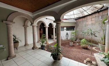 CASA EN VENTA DE UNA PLANTA A 2 CALLES DEL CENTRO DE SANTA MARÍA, ARQUITECTURA COLONIAL MEXICANA