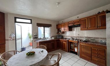 CASA EN VENTA DE UNA PLANTA A 2 CALLES DEL CENTRO DE SANTA MARÍA, ARQUITECTURA COLONIAL MEXICANA