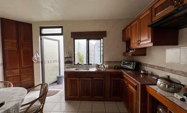 CASA EN VENTA DE UNA PLANTA A 2 CALLES DEL CENTRO DE SANTA MARÍA, ARQUITECTURA COLONIAL MEXICANA