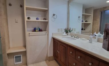 Bosques de las Lomas Venta Preciosa Residencia con alberca, excelente ubicación