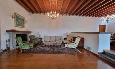 Bosques de las Lomas Venta Preciosa Residencia con alberca, excelente ubicación