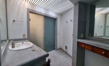 Bosques de las Lomas Venta Preciosa Residencia con alberca, excelente ubicación