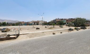VENDO CASA FRENTE A PARQUE