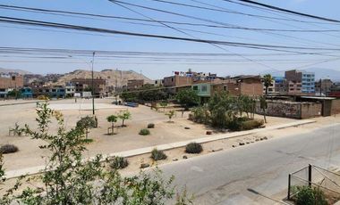 VENDO CASA FRENTE A PARQUE