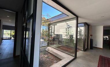 CASA ESTILO MODERNO, CONDOMINIO LAS BRISAS DE CHICUREO, COLINA, 430/2.000 M2, 5 DORMITORIOS, 6 BAÑOS, TERRAZA, QUINCHO Y PISCINA