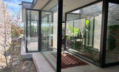 CASA ESTILO MODERNO, CONDOMINIO LAS BRISAS DE CHICUREO, COLINA, 430/2.000 M2, 5 DORMITORIOS, 6 BAÑOS, TERRAZA, QUINCHO Y PISCINA
