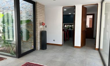 CASA ESTILO MODERNO, CONDOMINIO LAS BRISAS DE CHICUREO, COLINA, 430/2.000 M2, 5 DORMITORIOS, 6 BAÑOS, TERRAZA, QUINCHO Y PISCINA