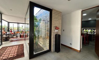 CASA ESTILO MODERNO, CONDOMINIO LAS BRISAS DE CHICUREO, COLINA, 430/2.000 M2, 5 DORMITORIOS, 6 BAÑOS, TERRAZA, QUINCHO Y PISCINA