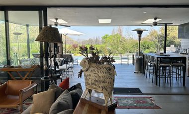 CASA ESTILO MODERNO, CONDOMINIO LAS BRISAS DE CHICUREO, COLINA, 430/2.000 M2, 5 DORMITORIOS, 6 BAÑOS, TERRAZA, QUINCHO Y PISCINA