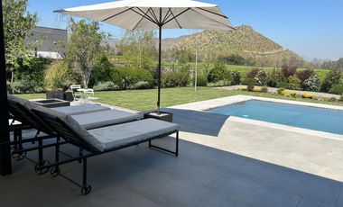 CASA ESTILO MODERNO, CONDOMINIO LAS BRISAS DE CHICUREO, COLINA, 430/2.000 M2, 5 DORMITORIOS, 6 BAÑOS, TERRAZA, QUINCHO Y PISCINA