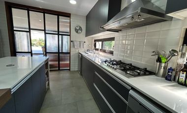 CASA ESTILO MODERNO, CONDOMINIO LAS BRISAS DE CHICUREO, COLINA, 430/2.000 M2, 5 DORMITORIOS, 6 BAÑOS, TERRAZA, QUINCHO Y PISCINA
