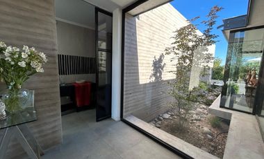 CASA ESTILO MODERNO, CONDOMINIO LAS BRISAS DE CHICUREO, COLINA, 430/2.000 M2, 5 DORMITORIOS, 6 BAÑOS, TERRAZA, QUINCHO Y PISCINA