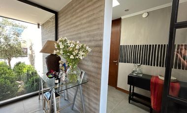 CASA ESTILO MODERNO, CONDOMINIO LAS BRISAS DE CHICUREO, COLINA, 430/2.000 M2, 5 DORMITORIOS, 6 BAÑOS, TERRAZA, QUINCHO Y PISCINA