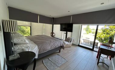 CASA ESTILO MODERNO, CONDOMINIO LAS BRISAS DE CHICUREO, COLINA, 430/2.000 M2, 5 DORMITORIOS, 6 BAÑOS, TERRAZA, QUINCHO Y PISCINA