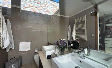 CASA ESTILO MODERNO, CONDOMINIO LAS BRISAS DE CHICUREO, COLINA, 430/2.000 M2, 5 DORMITORIOS, 6 BAÑOS, TERRAZA, QUINCHO Y PISCINA