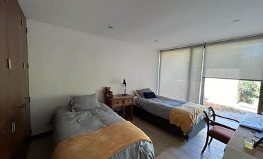 CASA ESTILO MODERNO, CONDOMINIO LAS BRISAS DE CHICUREO, COLINA, 430/2.000 M2, 5 DORMITORIOS, 6 BAÑOS, TERRAZA, QUINCHO Y PISCINA