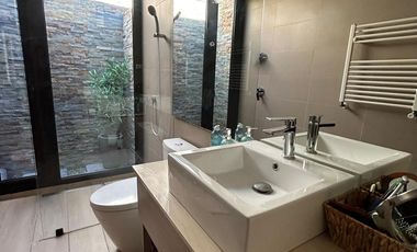 CASA ESTILO MODERNO, CONDOMINIO LAS BRISAS DE CHICUREO, COLINA, 430/2.000 M2, 5 DORMITORIOS, 6 BAÑOS, TERRAZA, QUINCHO Y PISCINA