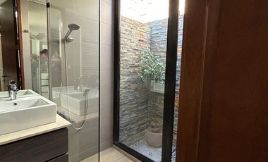 CASA ESTILO MODERNO, CONDOMINIO LAS BRISAS DE CHICUREO, COLINA, 430/2.000 M2, 5 DORMITORIOS, 6 BAÑOS, TERRAZA, QUINCHO Y PISCINA