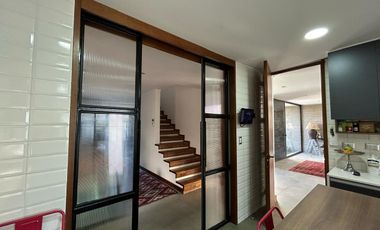 CASA ESTILO MODERNO, CONDOMINIO LAS BRISAS DE CHICUREO, COLINA, 430/2.000 M2, 5 DORMITORIOS, 6 BAÑOS, TERRAZA, QUINCHO Y PISCINA