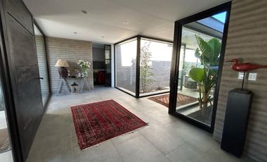 CASA ESTILO MODERNO, CONDOMINIO LAS BRISAS DE CHICUREO, COLINA, 430/2.000 M2, 5 DORMITORIOS, 6 BAÑOS, TERRAZA, QUINCHO Y PISCINA