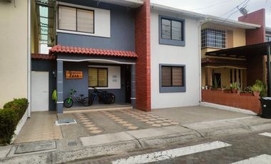 Renta/venta  casa en Urbanización Milann, 4 Dormitorios, por el CC El Dorado
