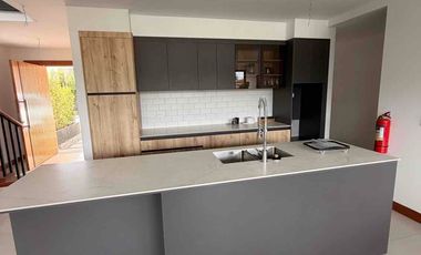 Venta casa por estrenar con hermosa vista en la Viña Alta Tumbaco