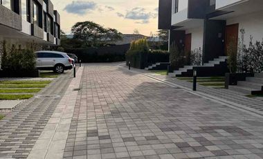 Venta casa por estrenar con hermosa vista en la Viña Alta Tumbaco