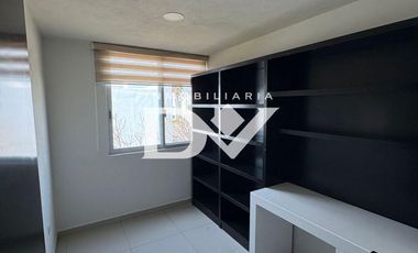 SE RENTA CASA EN FRACCIONAMIENTO EN LOMAS DE ANGELOPOLIS 2 CON ROOF