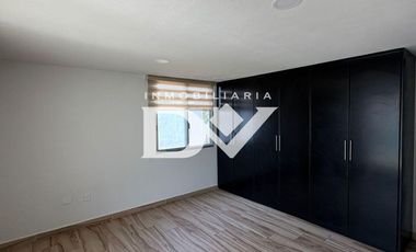SE RENTA CASA EN FRACCIONAMIENTO EN LOMAS DE ANGELOPOLIS 2 CON ROOF