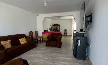 Venta De Hermosa Casa De 3 Pisos Ubicada En La Mejor Zona Del Rimac, En La Av La Capilla.