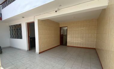 Venta De Hermosa Casa De 3 Pisos Ubicada En La Mejor Zona Del Rimac, En La Av La Capilla.