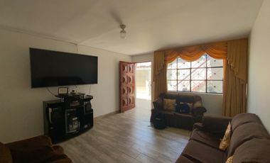 Venta De Hermosa Casa De 3 Pisos Ubicada En La Mejor Zona Del Rimac, En La Av La Capilla.