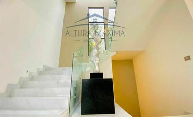 Lujosa Residencia en Venta Puerta Las Lomas Zona Andares Zapopan