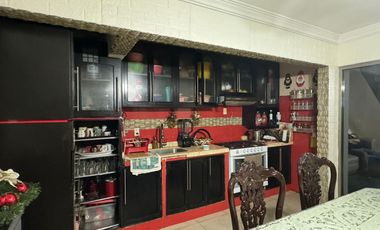 Venta de casa en Lomas del Mar, sobre avenida a 5 minutos de plaza Américas.