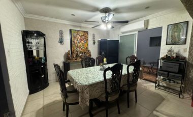 Venta de casa en Lomas del Mar, sobre avenida a 5 minutos de plaza Américas.